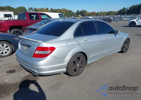 2010 Mercedes-Benz C 300 Luxury 4Matic/Sport 4Matic z USA, uszkodzony, nr VIN WDDGF8BBXAR128419